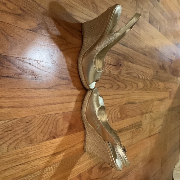 Lilly Pulitzer Gold Wedge- worn once - Picture 4 of 6